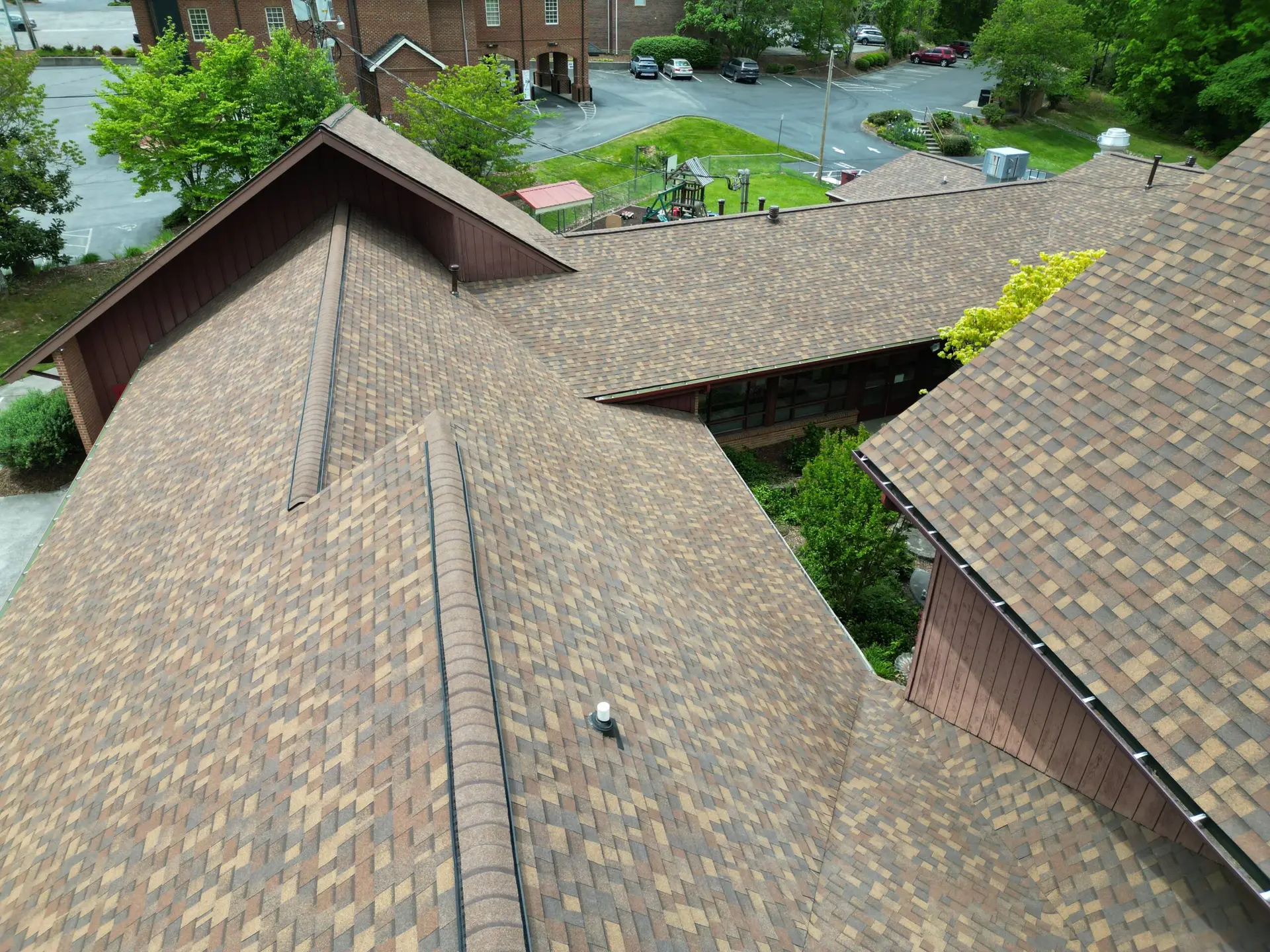 Owens Corning Desert Rose shingles on a Johnson City, TN home near the water